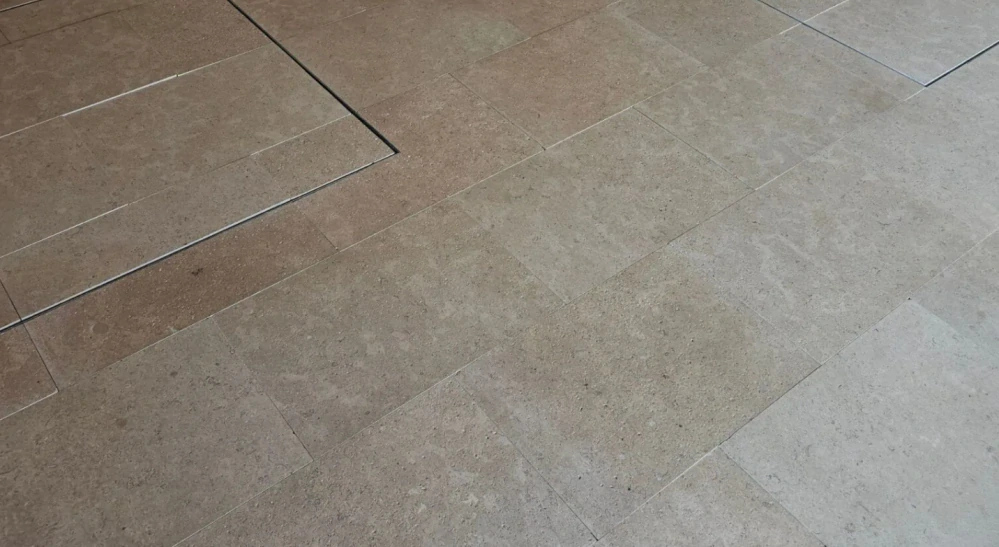 Mramor Brown vonkajšia dlažba 60x40x3cm – hnedá kamenná dlažba na terasu a okolo bazéna