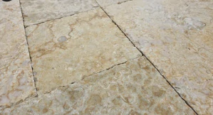 Mramor Sunstone dlažba Francúzsky vzor, hr.3 cm kartáčovaný, sekané hrany