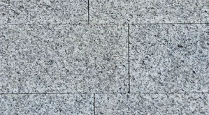 Žulová vonkajšia dlažba 30 x 15cm, hrúbka 5cm, protišmykový povrch