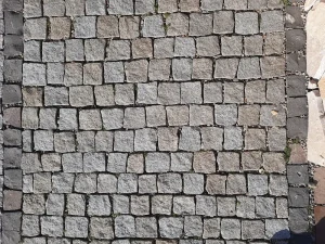 Žula dlažobná kocka 4-6 cm sekaná