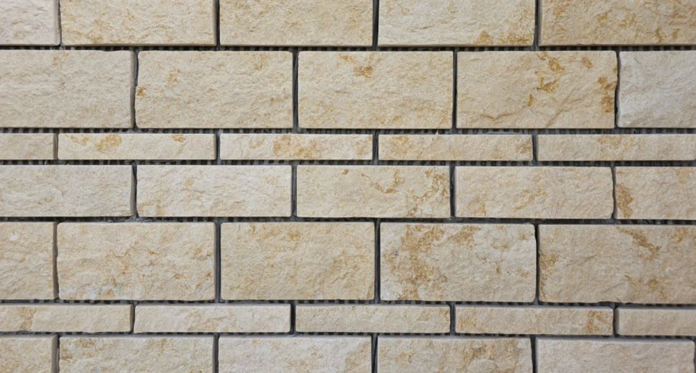 Mramorová tehlička Sunstone 30 × 10 cm – krémová, elegantný prírodný obklad