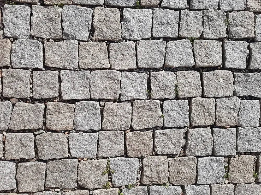 Žula dlažobná kocka 8–10 cm sekaná