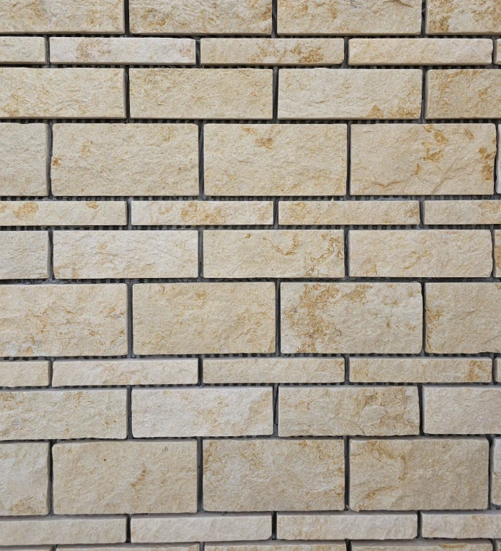 Mramorová tehlička Sunstone 30 × 5 cm – krémová, split face, omieľané hrany